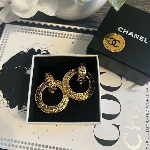 CHANEL Vintage Gold CC Logo Clip-On Earrings - Picture 1 of 8